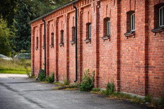 Punatiilinen kasarmirakennus.