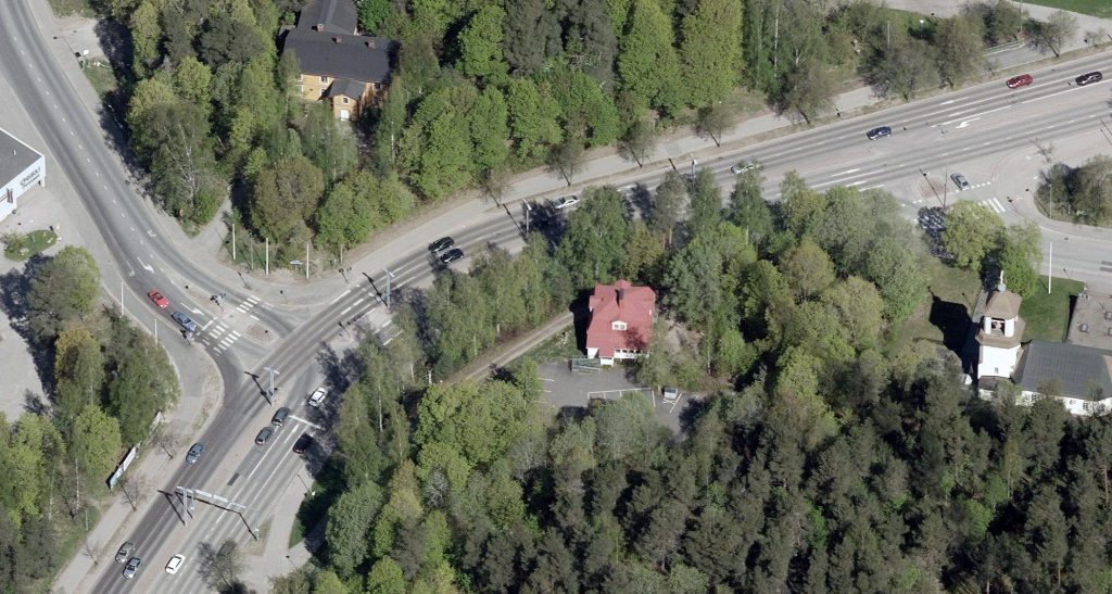 Osoitteessa Hollolankatu 12 sijaitsee puinen pientalo.