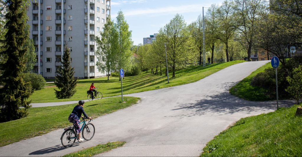 Pyöräilijöitä Hakatornien läheisyydessä.