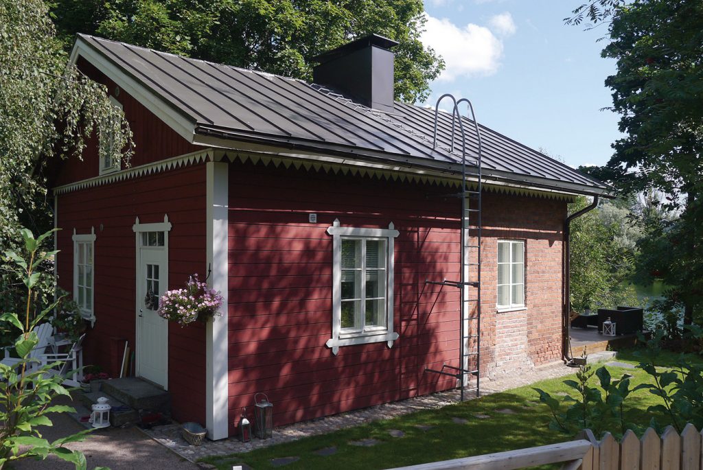 Varikonkatu 16:ssa sijaitsee pieni punainen omakotitalo.