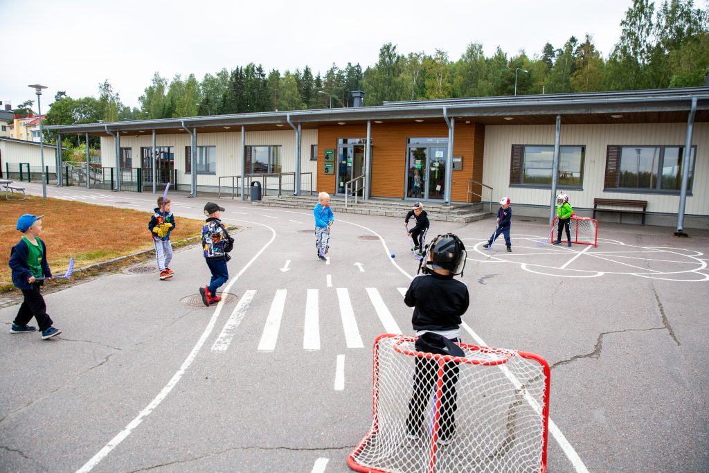 Kuva Renkomäen päiväkodista ja lapsista ulkona