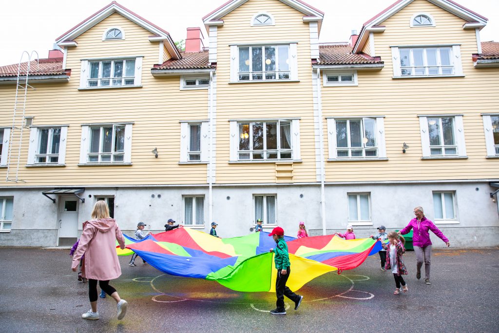 Kuva Ruoriniemen päiväkodista ja lapsista ulkona