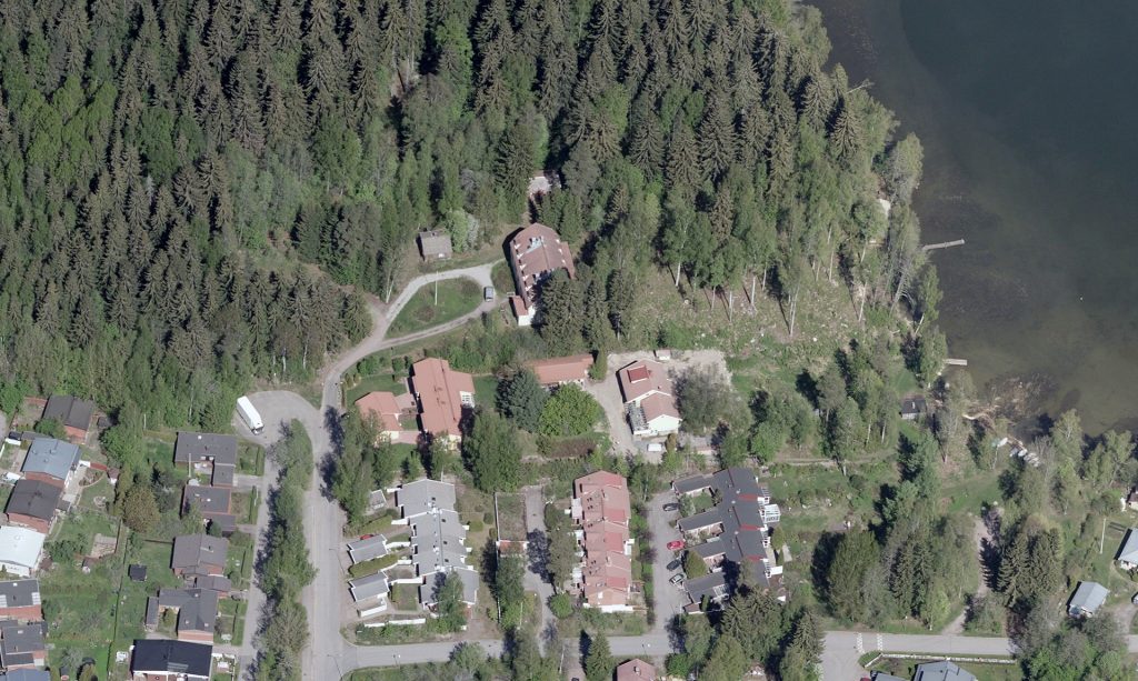 Korpikodin alue sijaitsee metsäisessä ympäristössä Jalkarannassa, asuinalueen vieressä ja Vesijärven rannan läheisyydessä.