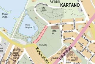 Opaskarttaote Karinimenkadun ympäristöstä välillä Kartanonkatu ja Kariniemen puistokatu. Ajoneuvoliikententeeltä suljettu alue on merkattu kartalle punaisella katkoviivarajauksella.