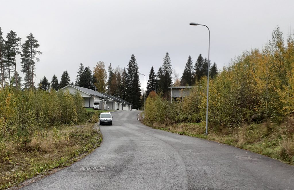 Puuskakadulla on vehreää ja pientaloja.