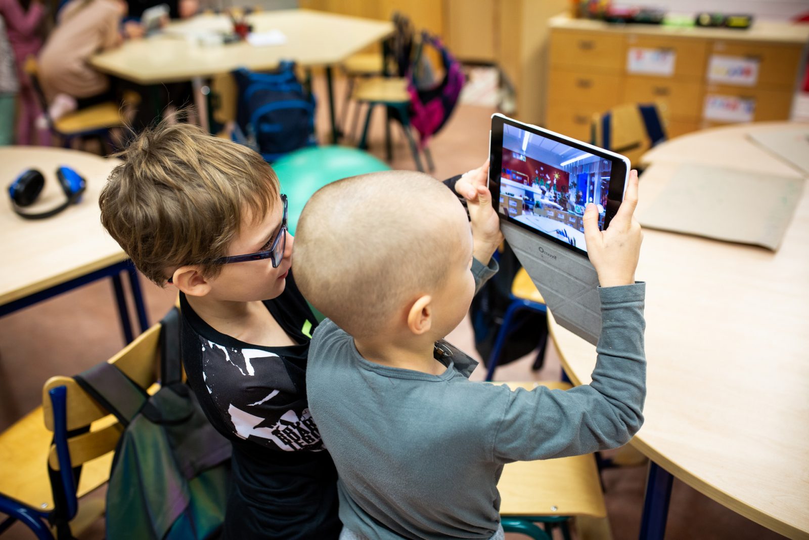 Renkomäen koululaisia oppitunnilla tabletti oppimisvälineenä