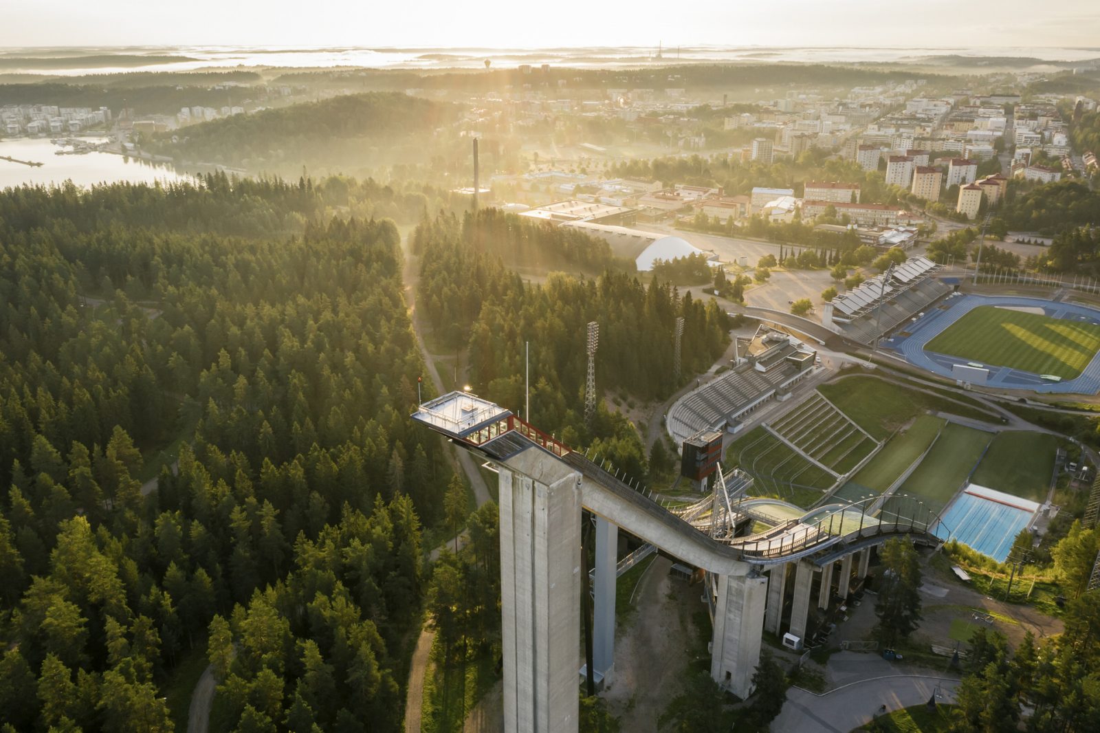 Lahden betoni eli mäkihyppytorni ilmakuvassa.