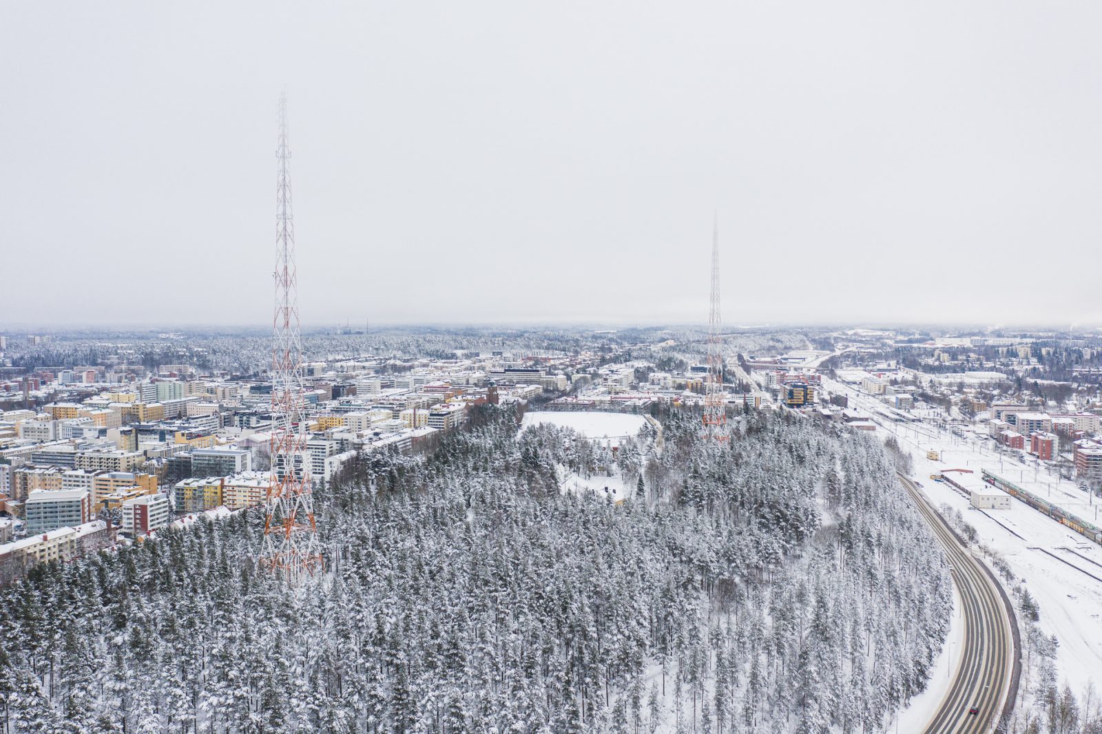 Mannerheiminkatu kulkee talvisen Radiomäen viertä Mytäjäisistä Matkakeskukselle.