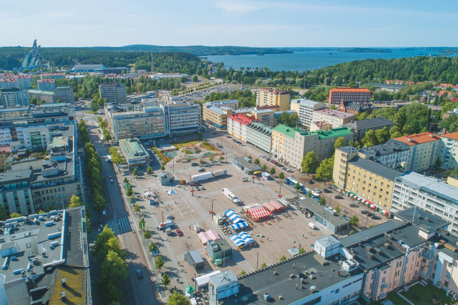 Ilmakuva Lahden torista. Taustalla näkyy Vesijärvi.