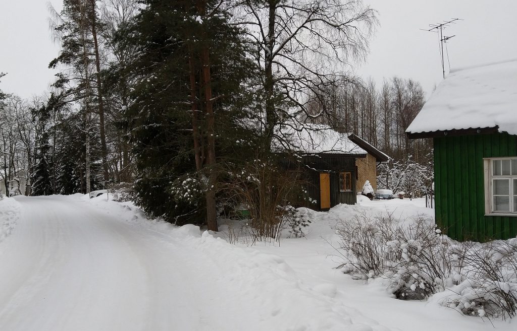 Heikintalolla on matalia omakotitaloja.