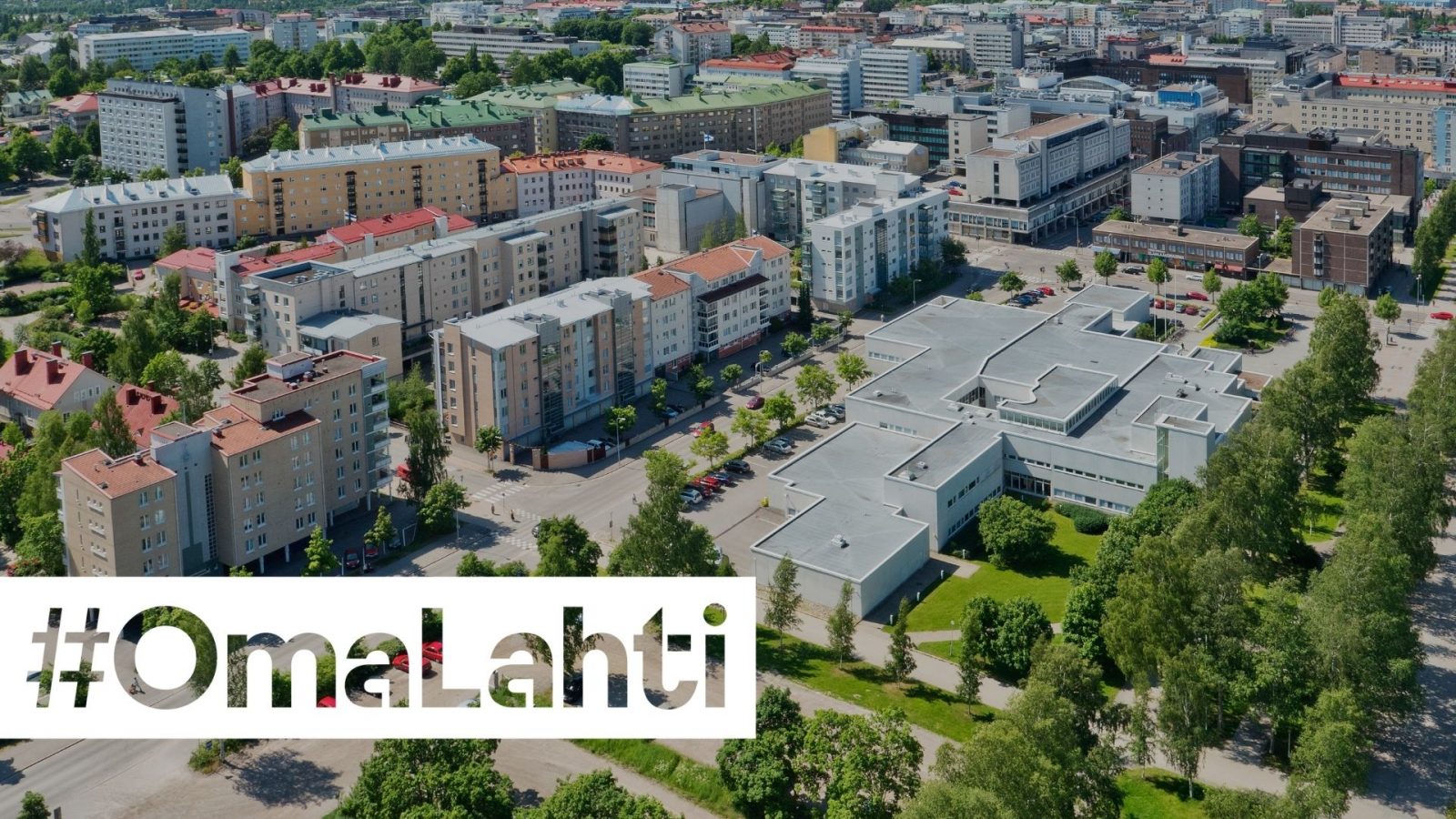 Pääkirjaston aluetta ja keskustaa. Kuvan päällä teksti #OmaLahti.