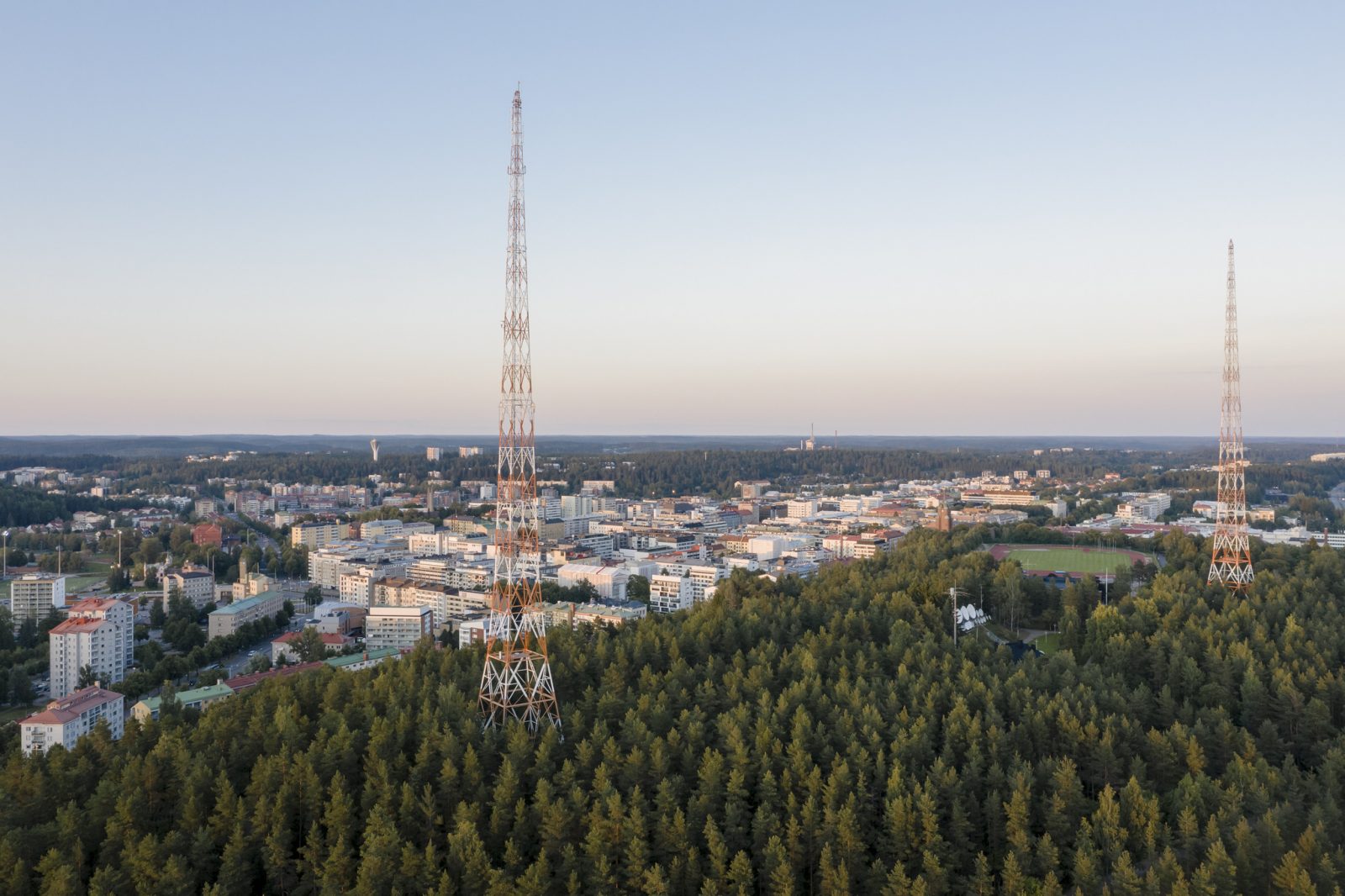 Ilmakuvassa Lahden radiomastot