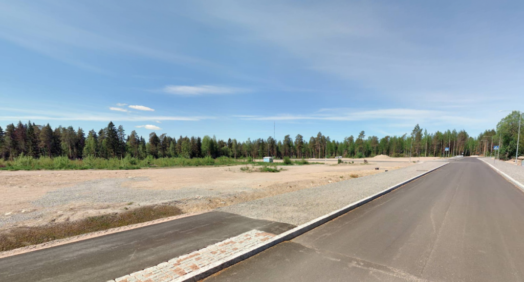 Suunnittelualue on kevyen liikenteen väylän ja metsän välissä oleva hiekkakenttä.