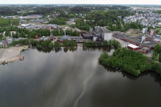 Rannassa sijaitsee teollisuusrakennuksia.