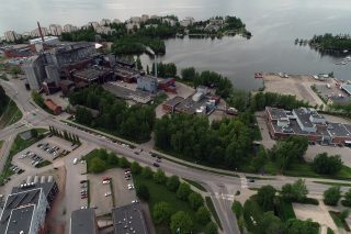 Vesijärven rannassa on tällä hetkellä Polttimon teollisuusrakennuksia.