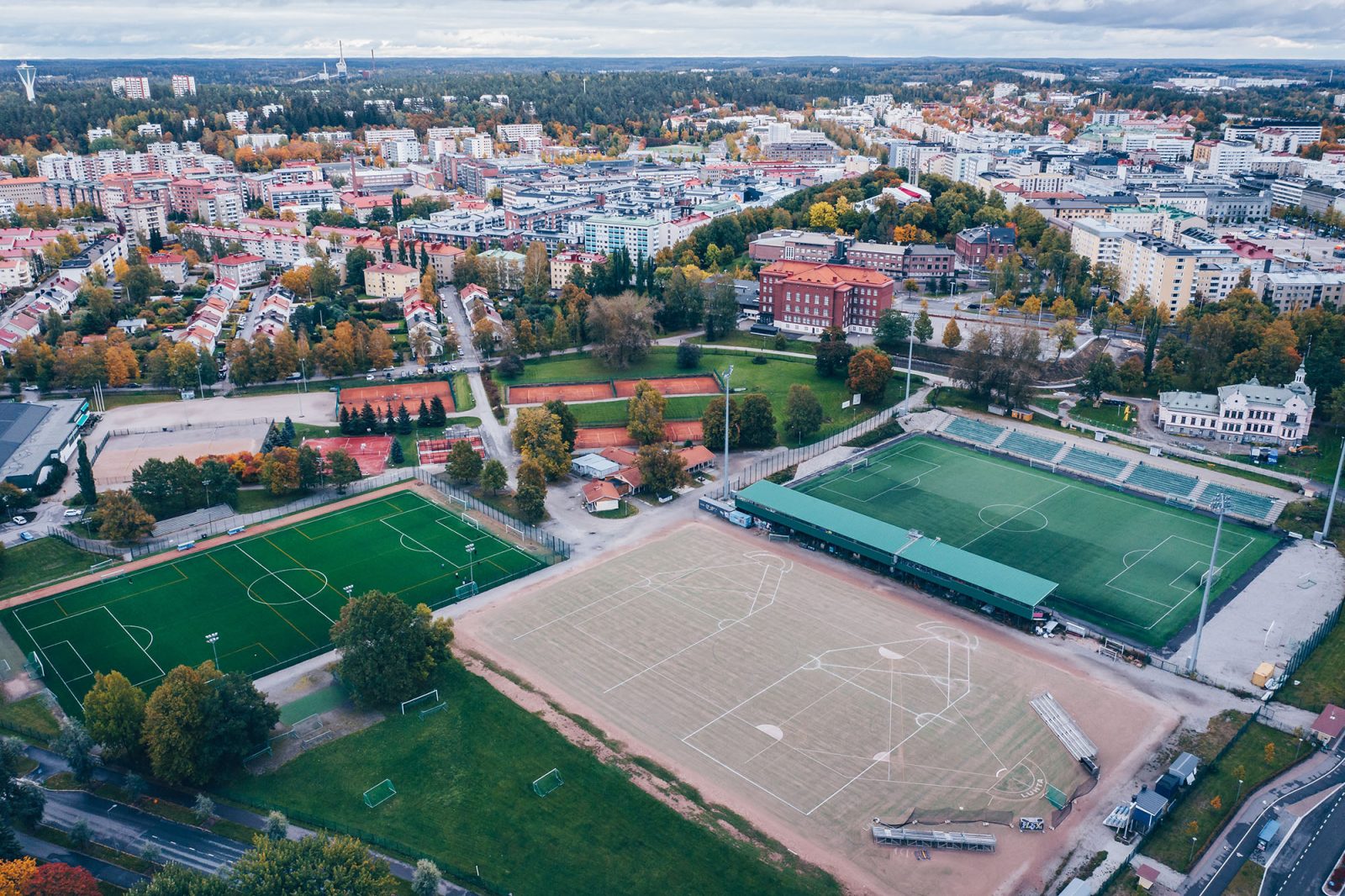 Ilmakuva Kisapuistosta syysväreissä