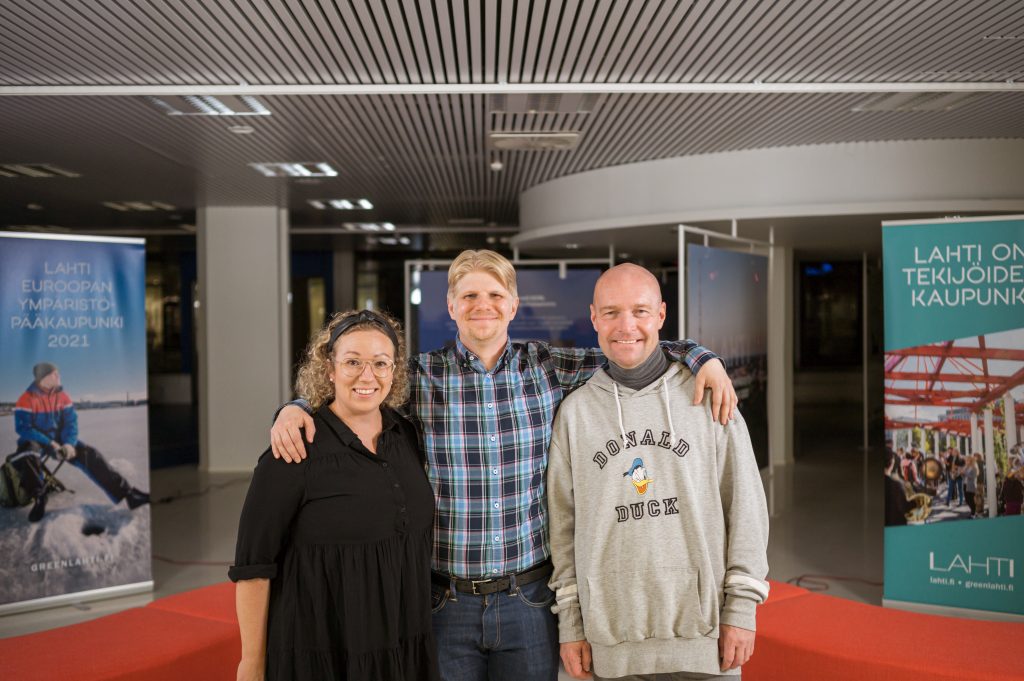 Eteläisen alueen kumppanuuspöydän pj. Tomi Hakala (kesk.), 1. vpj Susanna Norja ja 2.vpj Christian Lilius