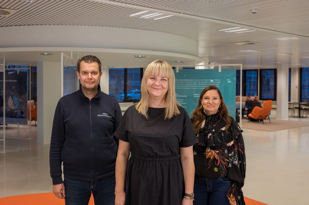 Keskustan alueen kumppanuuspöydän pj Anna-Maria Karjalainen (kesk.), vpj Pekka Snåre ja 2. vpj Hanna Heikkinen