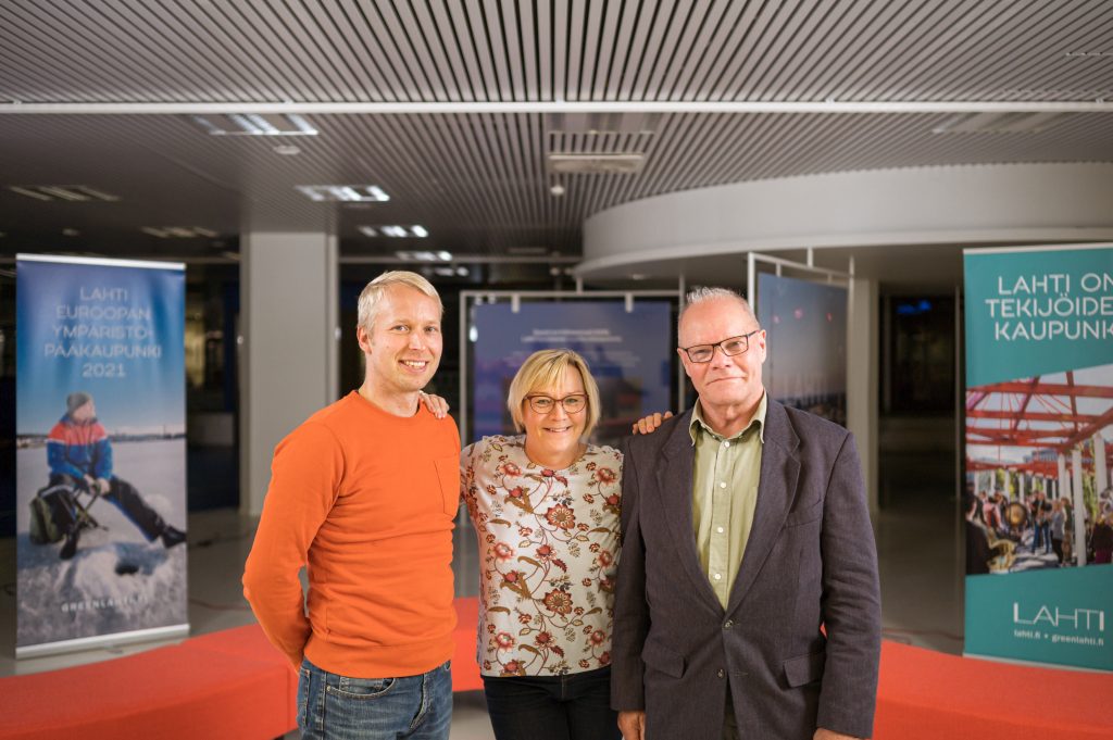 Itäisen alueen kumppanuuspöydän pj Mika Falk (vas.), 2. vpj Pirjo Mertaranta ja vpj Rauno Grönroos