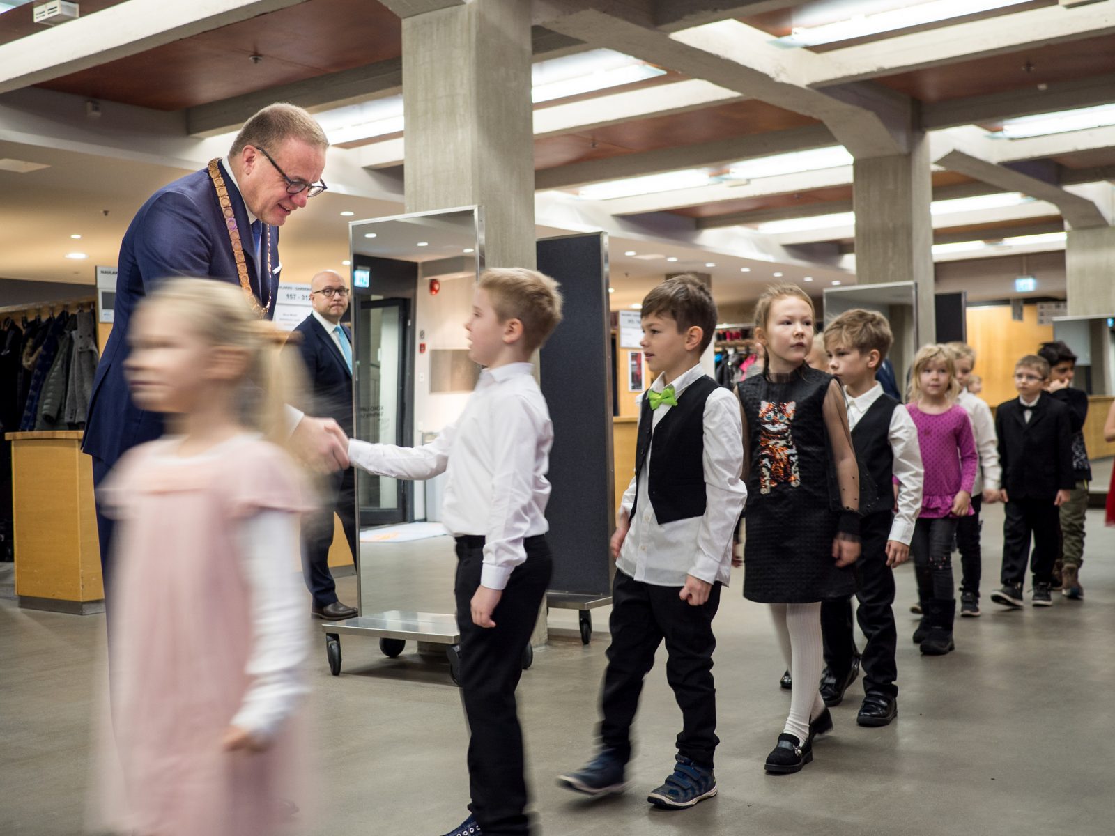 Pekka Timonen kättelemässä ekaluokkalaisia Lasten itsenäisyyspäiväjuhlassa.