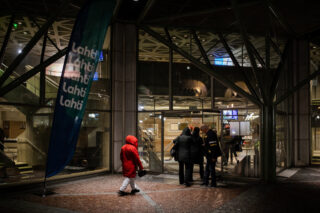 Lahti-viirit toivottivat vieraat tervetulleeksi 40-vuotiaan teatterirakennuksen pääovilla