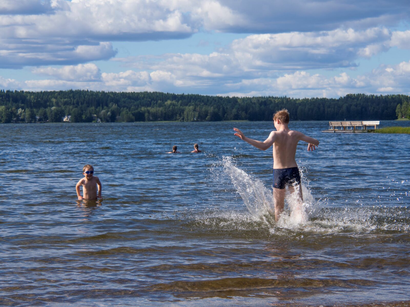 Kesälomatoiminta_uimassa