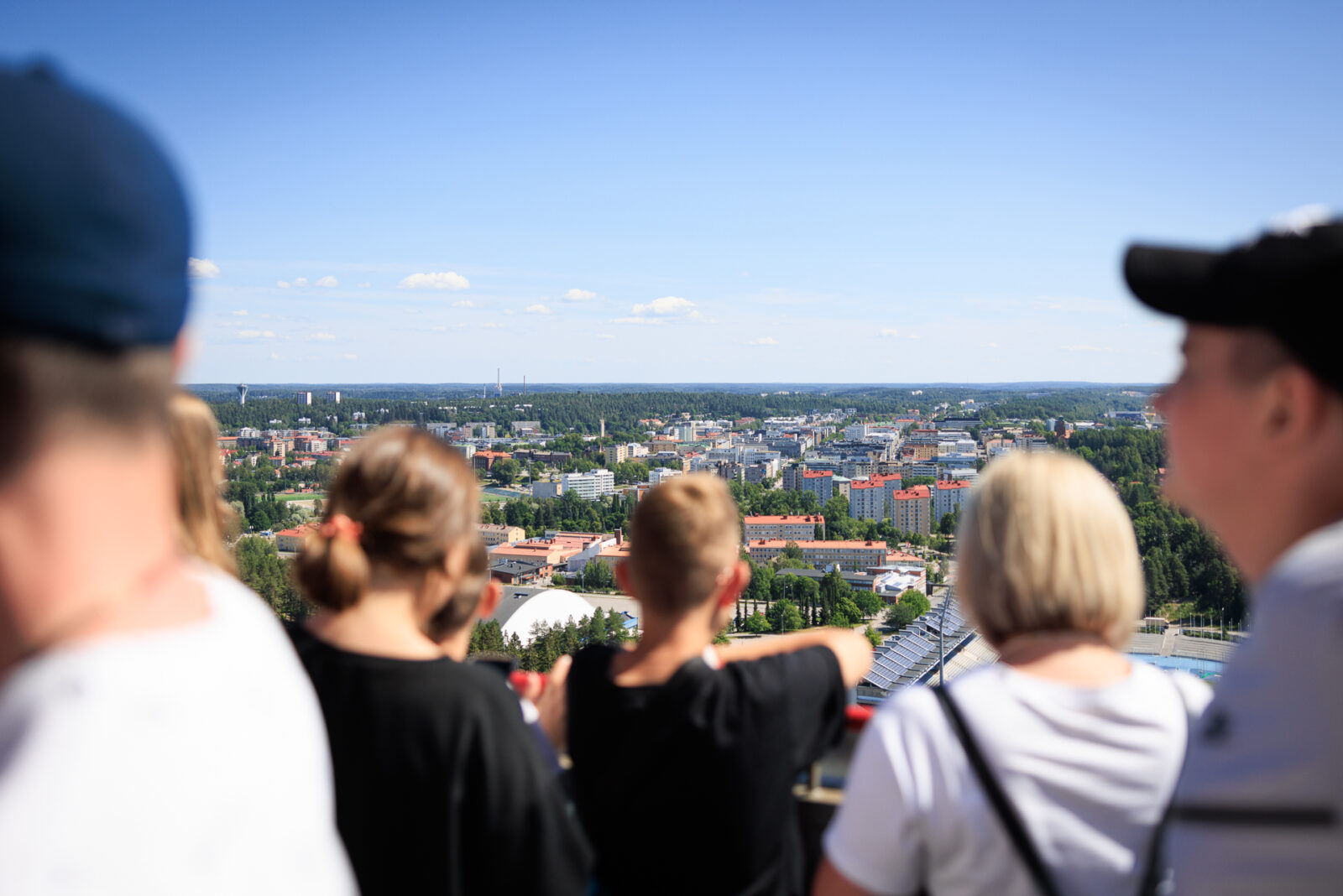 Lapsia ja nuoria näköalapaikalla Lahden Suurmäen huipulla