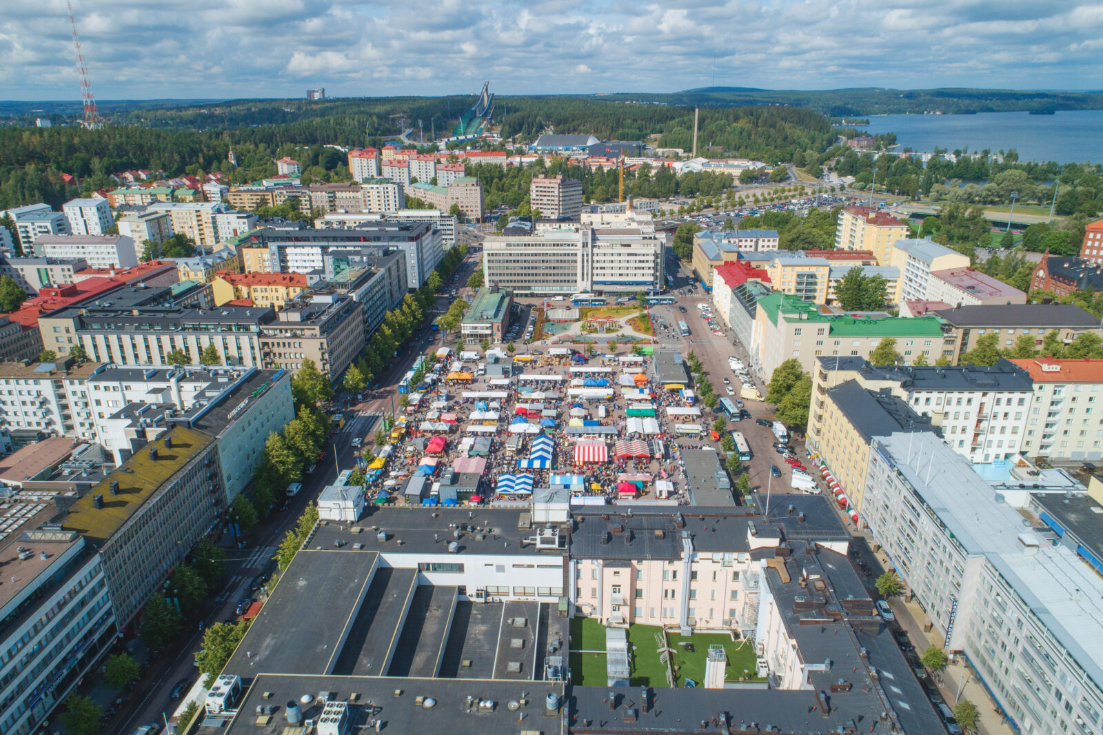 Ilmakuva torista markkinapäivänä