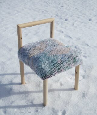 Sinisävyinen tuoli, puinen kehikko