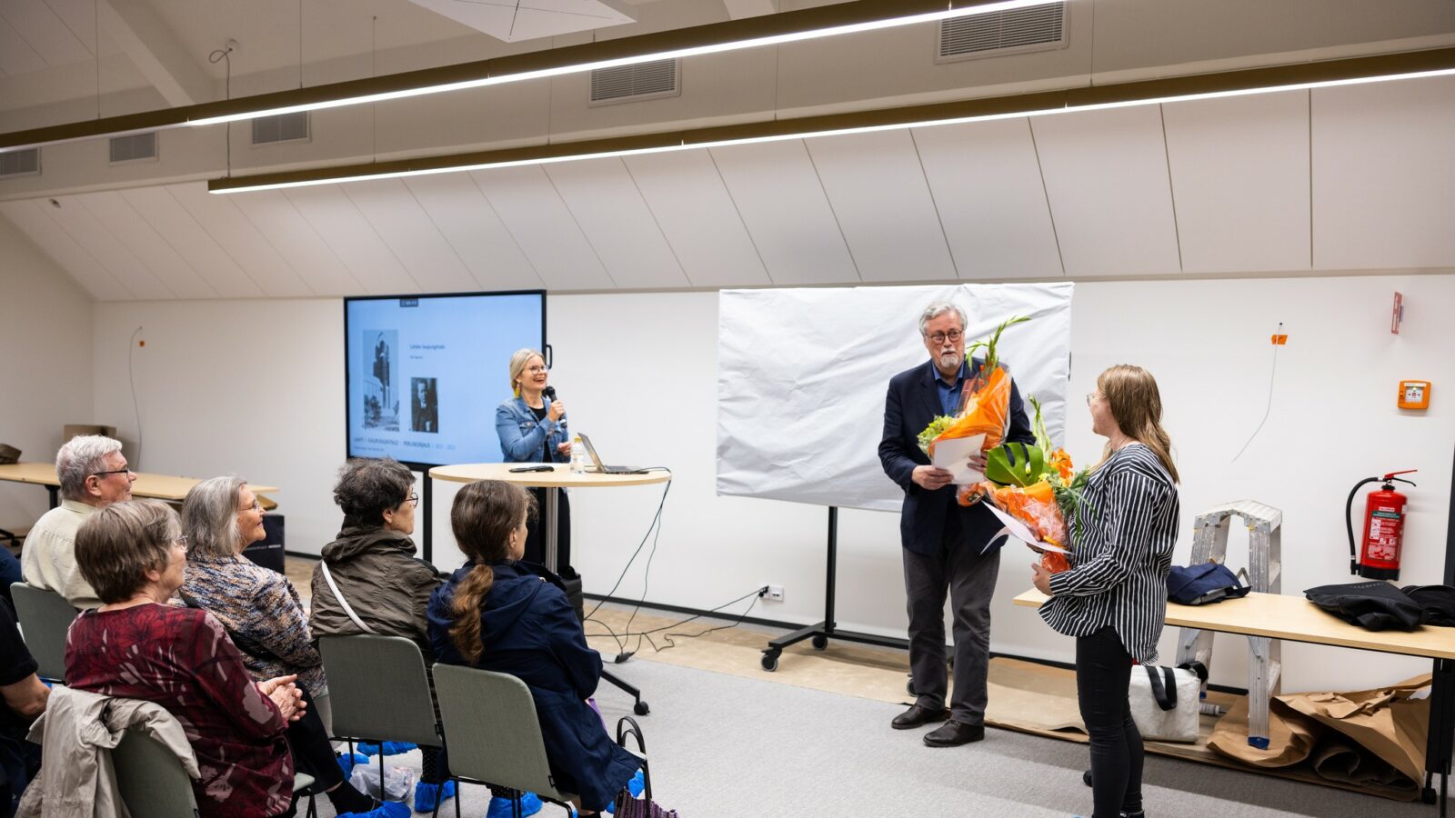 Kuvassa palkinnon jakanut kaupunginarkkitehti Johanna Palomäki ja tunnustuksen saaneet Aki Davidsson ja Sari Honkanen.