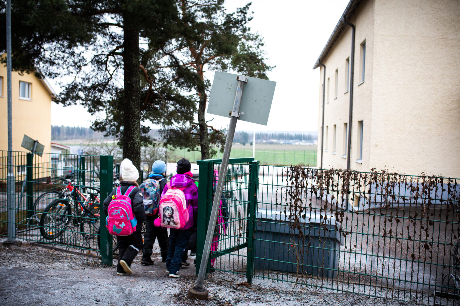 Lapset kävelevät koulun pihalla