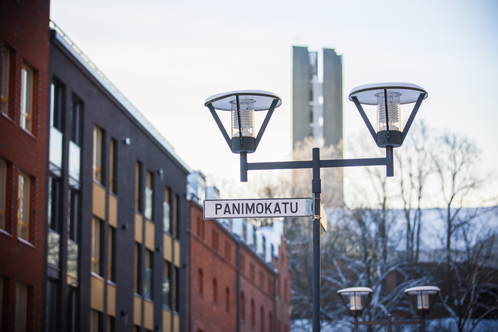 Panimokatu-tiekyltti ja ulkovalot Malskin kerrostaloalueella