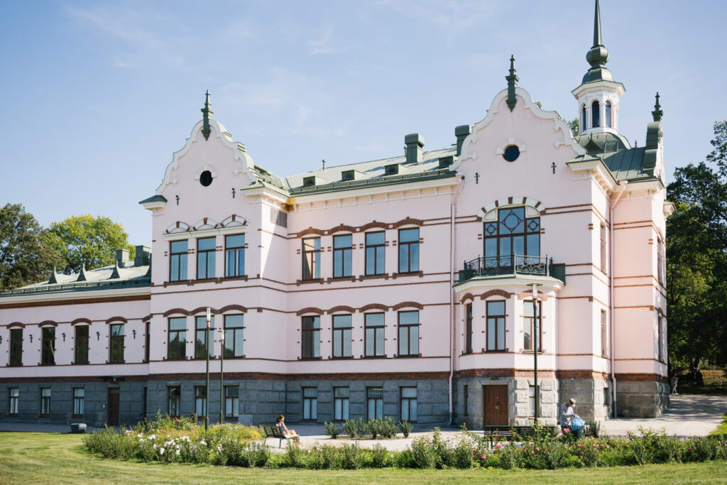 Vaaleanpunainen historiallinen rakennus.