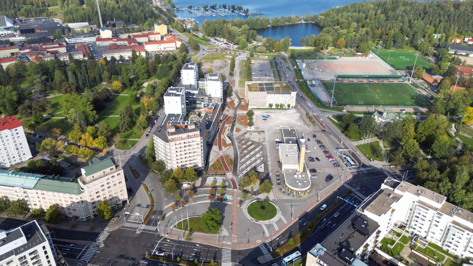 Ilmakuvassa näkyyvät Ranta-Kartanon uudet istutusalueet sekä kävelyn ja pyöräilyn väylät Paasikivenaukiolta Pikku-Vesijärvelle.