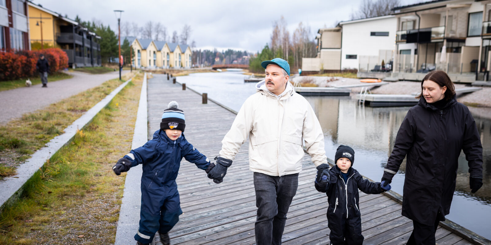 Perhe Karistossa veden äärellä.